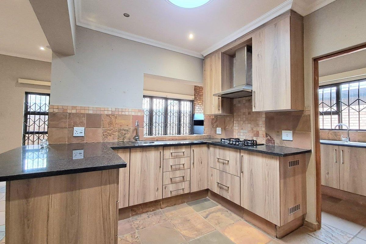 3 Bedroom Cluster for Sale in Brackenhurst - Photo 2