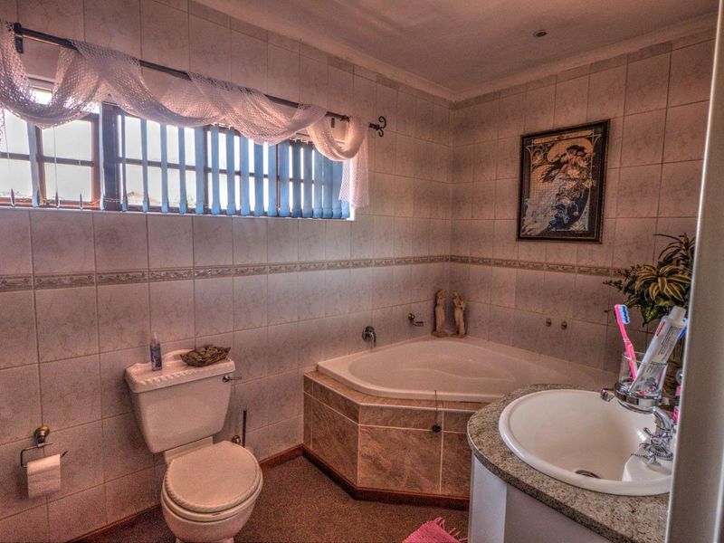 Charming Family Home in a Secure Estate - Photo 2