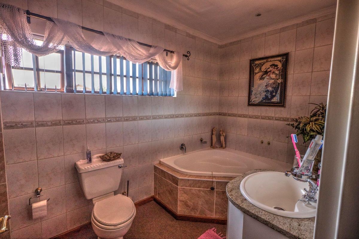 Charming Family Home in a Secure Estate - Photo 2