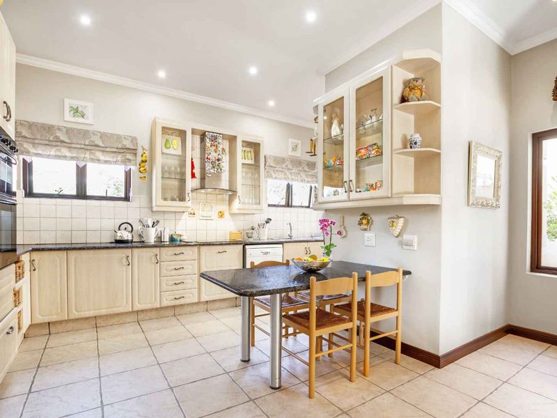 IMMACULATE HOME - Photo 6