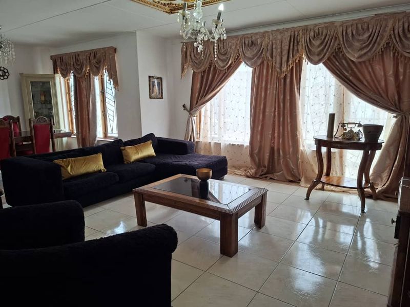 3 Bedroom Home with 2 Flats - Photo 3