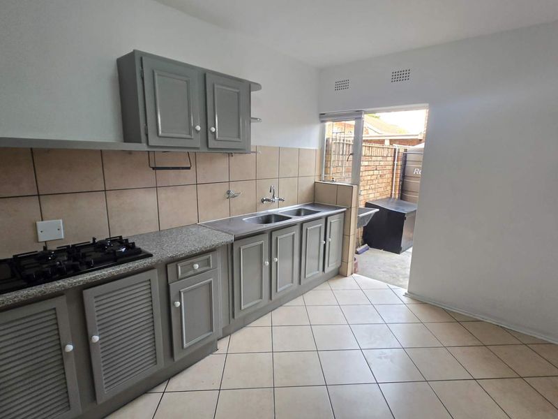 Spacious 3-Bedroom Townhouse with Gas Hob & Backup Water - Photo 3