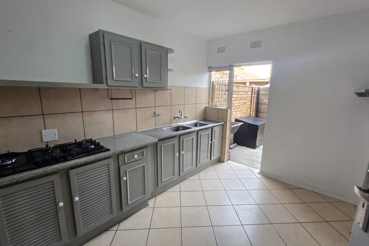 Spacious 3-Bedroom Townhouse with Gas Hob & Backup Water - Photo 3