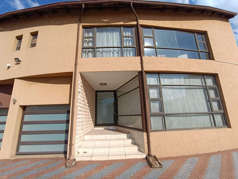 VALLEY VIEW ESTATE -  4 BEDROOM HOUSE WITH A GYM & STUDY - Photo 2