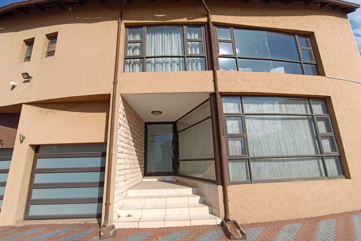 VALLEY VIEW ESTATE -  4 BEDROOM HOUSE WITH A GYM & STUDY - Photo 2