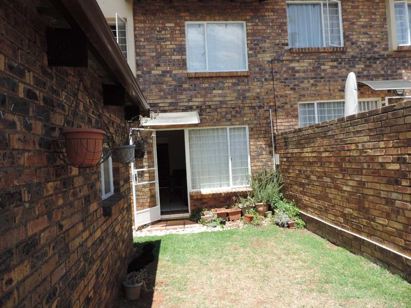 2 bedroomed well maintained duplex in Glenvista with single garage and private garden and pet friendly - Photo 2