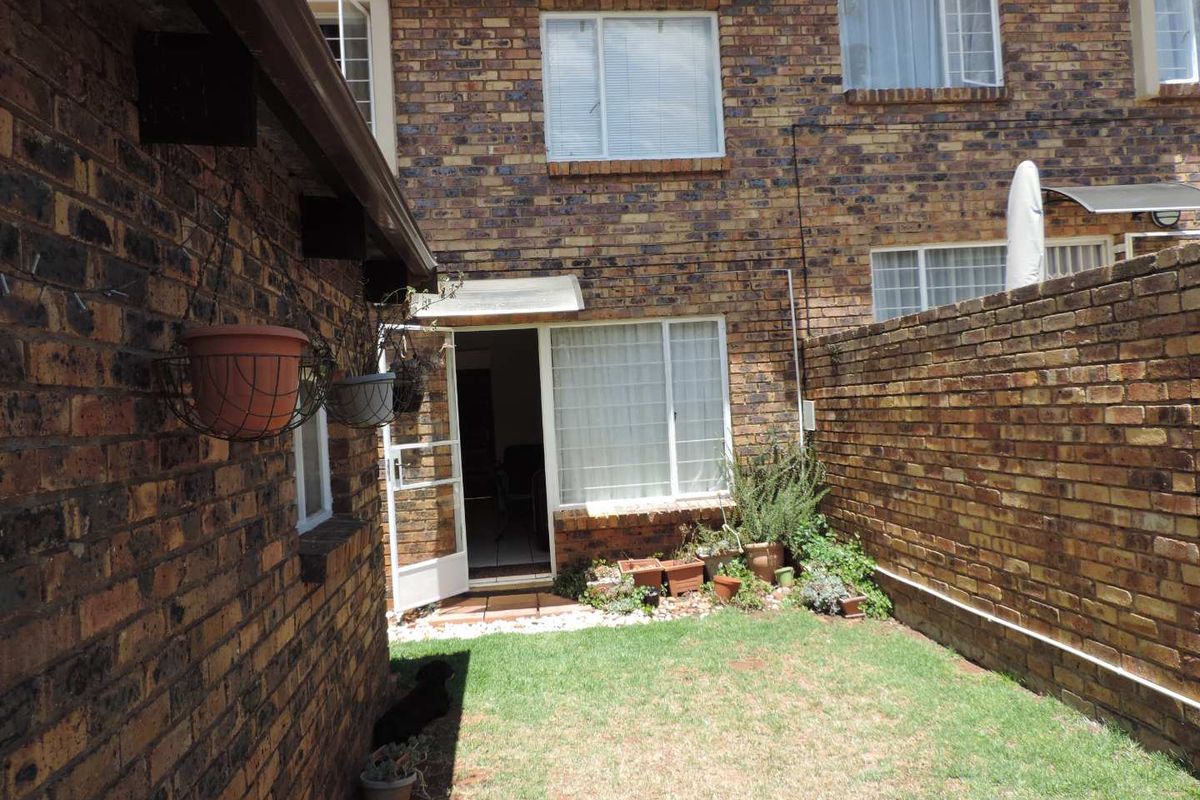 2 bedroomed well maintained duplex in Glenvista with single garage and private garden and pet friendly - Photo 2