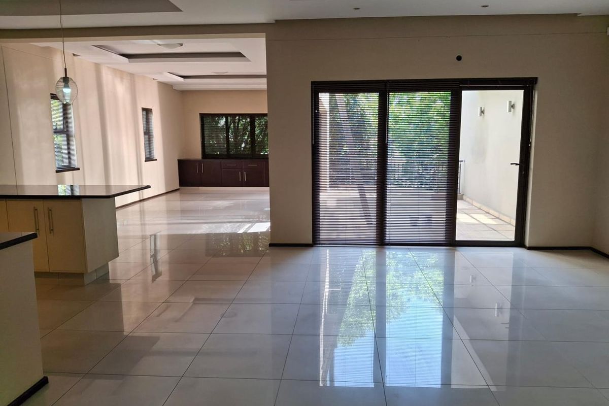 A MAGNIFICENT TWO BEDROOM TOWNHOUSE - Photo 2