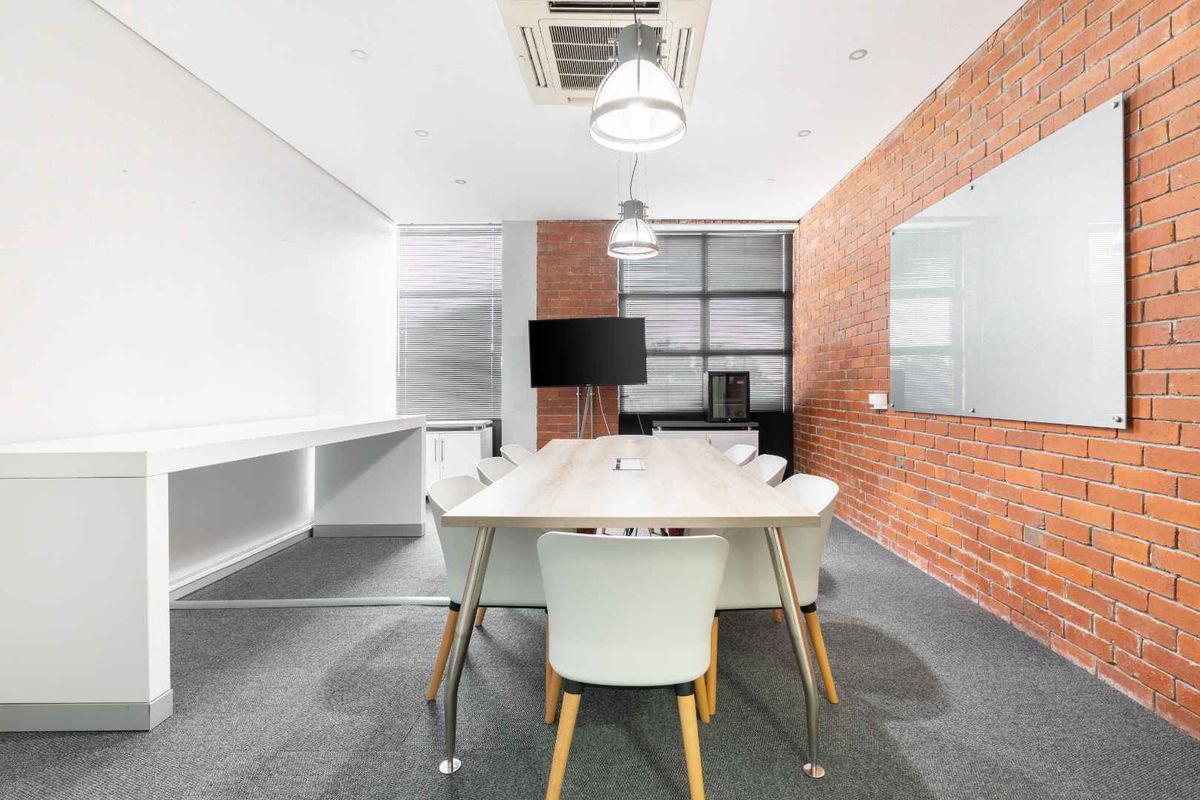 Private office space for 5 persons in Regus Black River Park - Photo 4