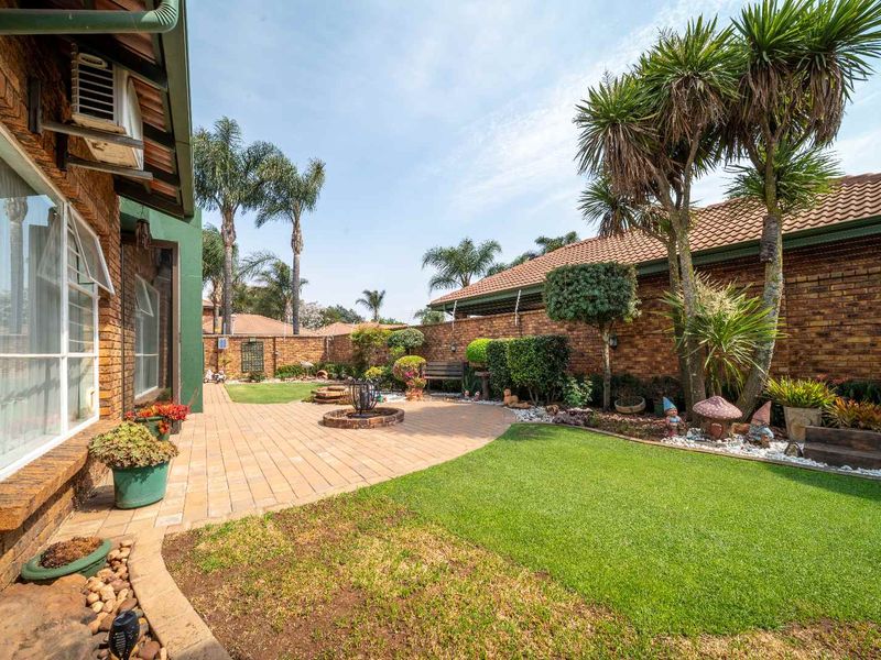 Spacious Sun-Filled 3 Bed, 3.5 Bath Cluster in Beyers Park - Photo 8