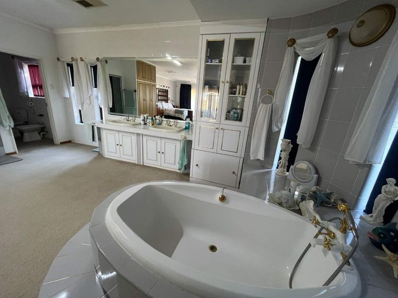 Impressive Family Home with Spectacular Views in a Prime Location - Photo 8