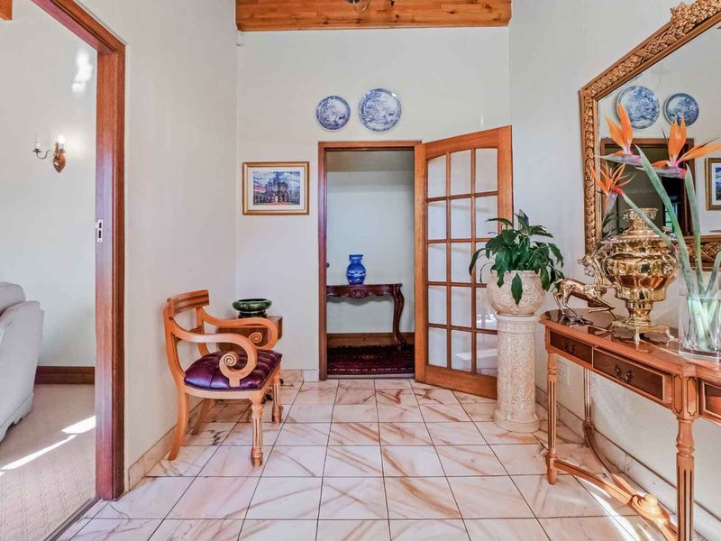 A CAPE DUTCH MASTERPIECE IN THE HEART OF ONE OF LONEHILL’S TOP BOOMED AREAS - Photo 4