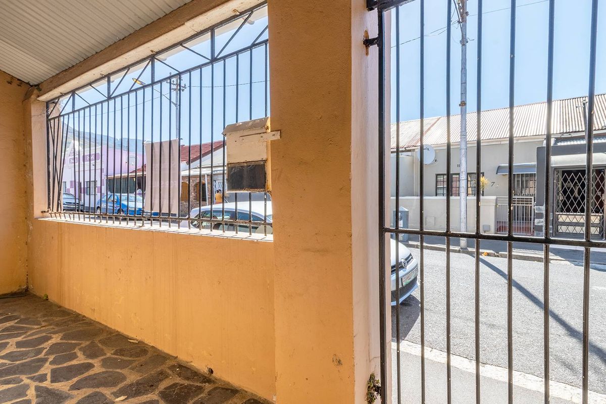 4-Bedroom, 1-Bath Home with Great Bones – Ready for a Little TLC - Photo 4