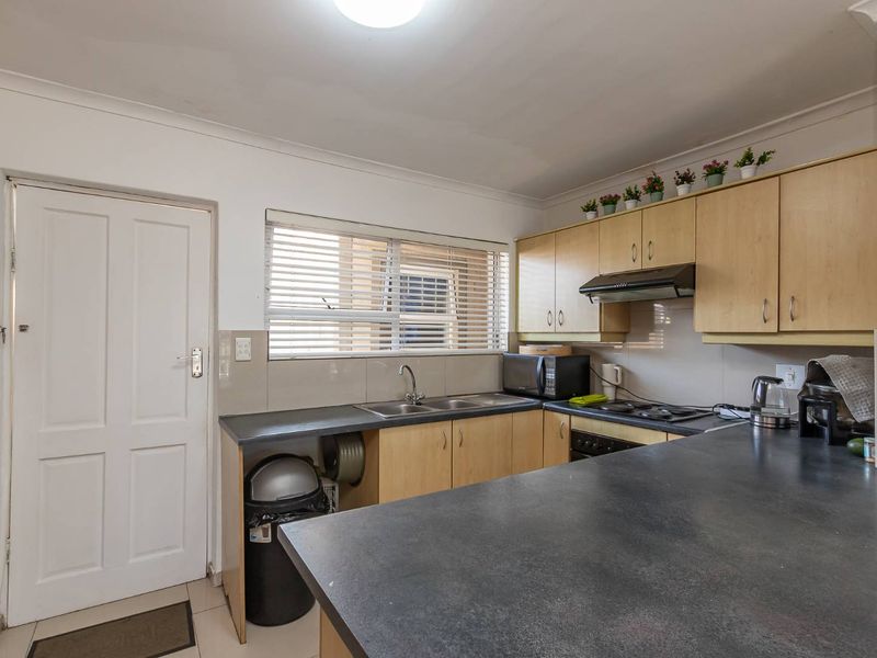 Charming 2-Bed Apartment in Wynberg Village - Photo 9