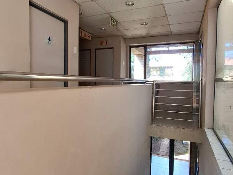 Prime Office Space Available: Ideal for Your Business Needs - Photo 4