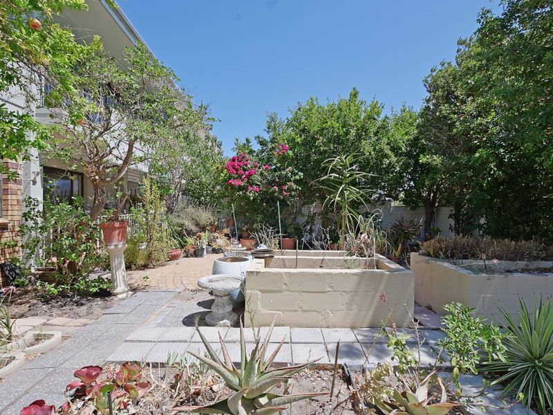 Spacious pet-friendly ground floor apartment with a garden - Photo 3