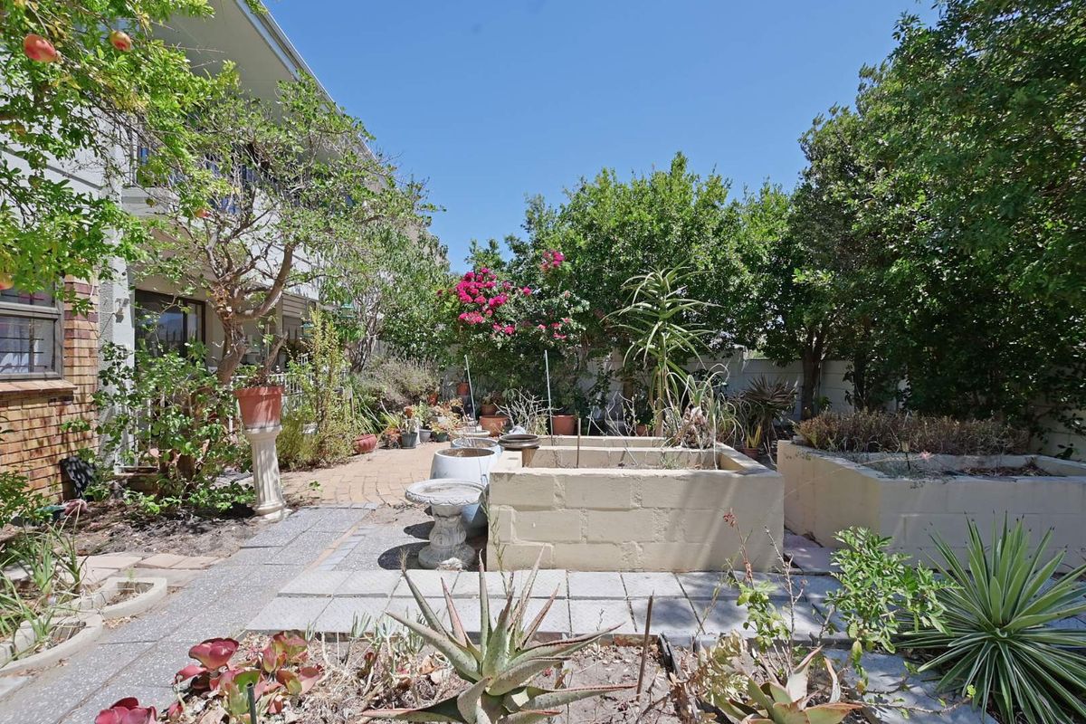 Spacious pet-friendly ground floor apartment with a garden - Photo 3