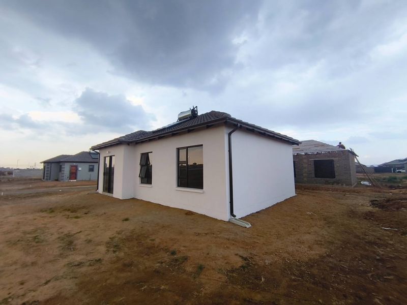 Elegant 3 Bedroom Tuscan Home for Sale in Windmill Park Secure Estate - Photo 8