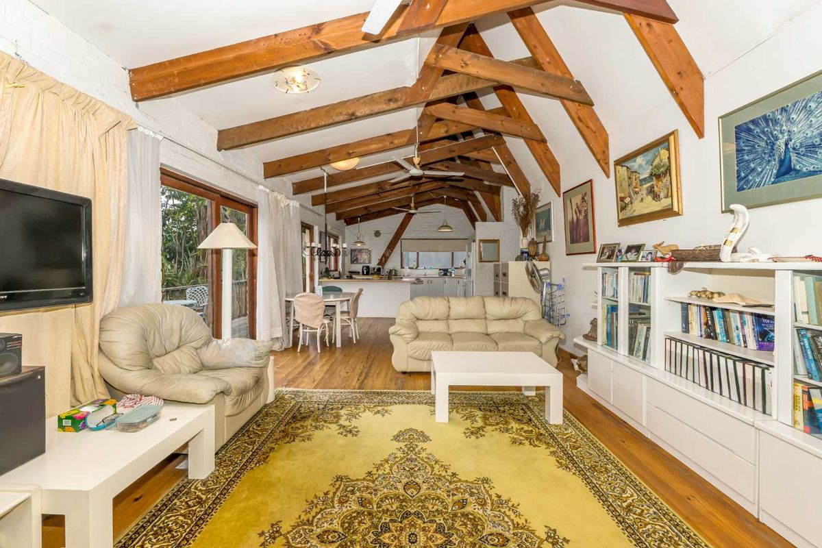 Unlock the Potential – 4‐Bedroom Home in Penzance Estate, Hout Bay - Photo 2