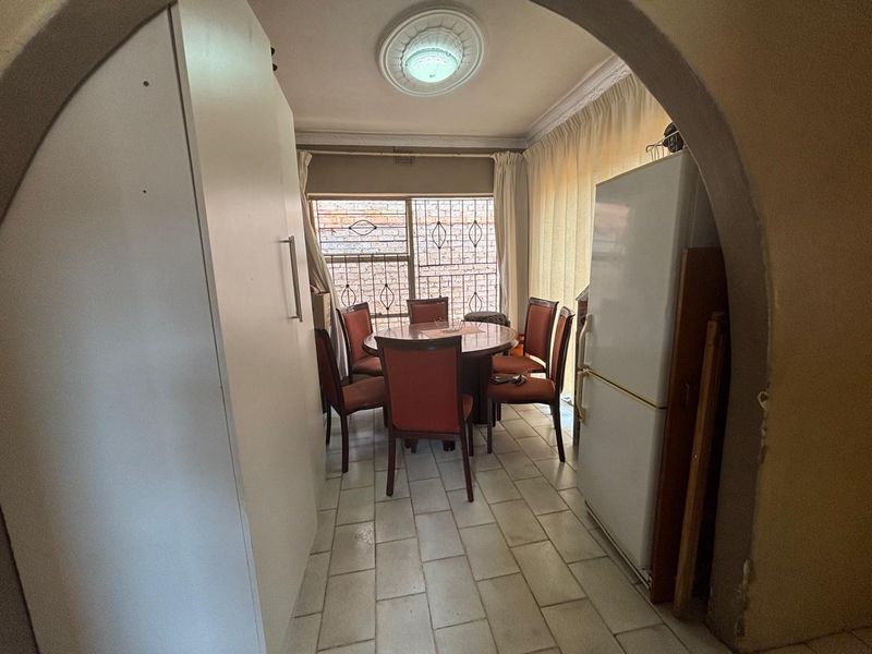 Stunning 3-Bedroom Family Home for Sale in Protea North - Photo 5