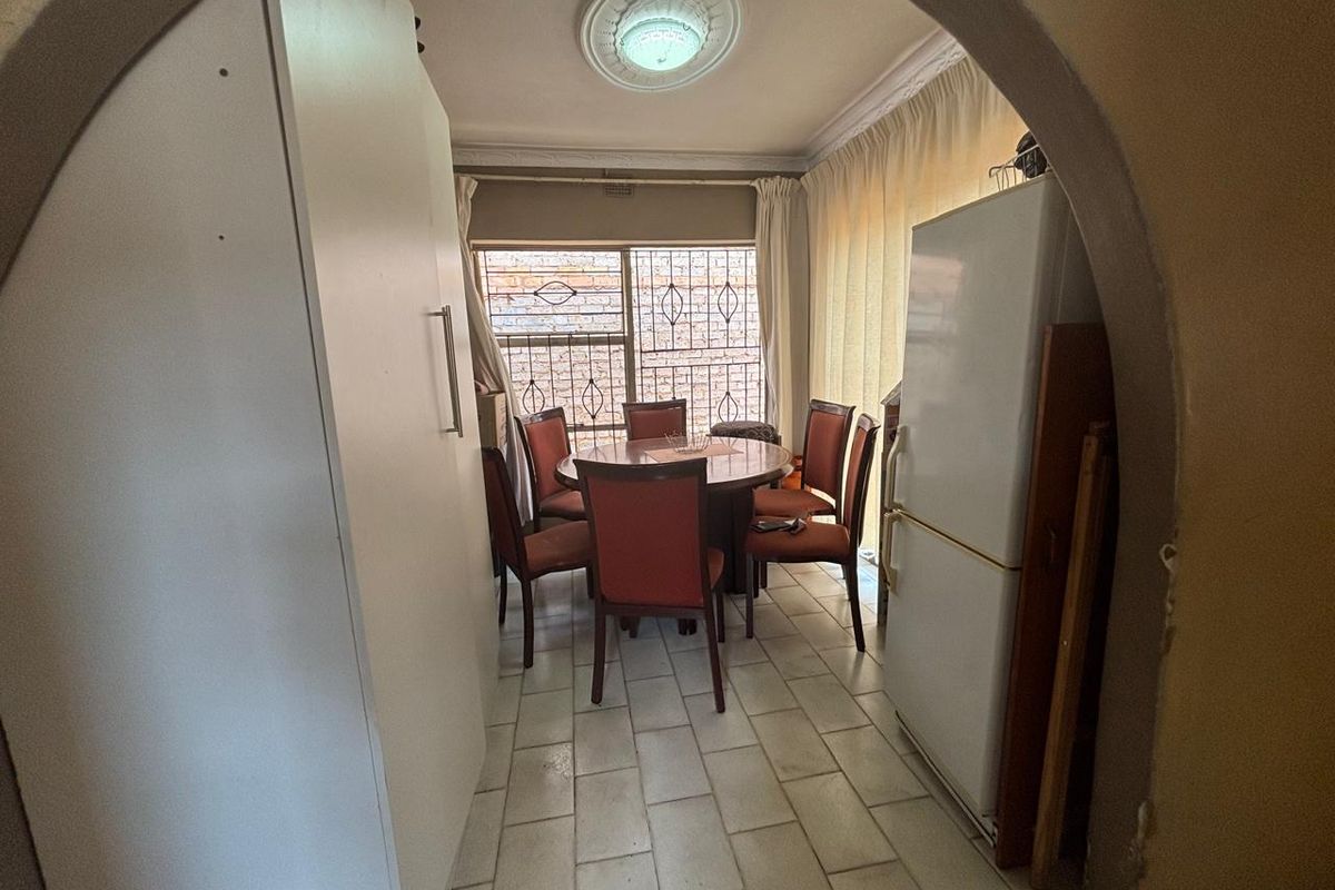 Stunning 3-Bedroom Family Home for Sale in Protea North - Photo 5