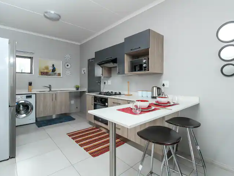 Spacious 2-Bedroom Apartment with Modern Amenities - Photo 6