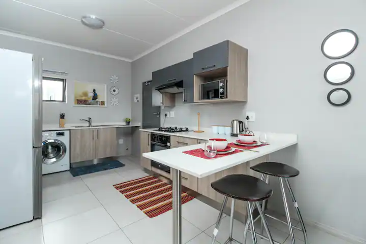 Spacious 2-Bedroom Apartment with Modern Amenities - Photo 4