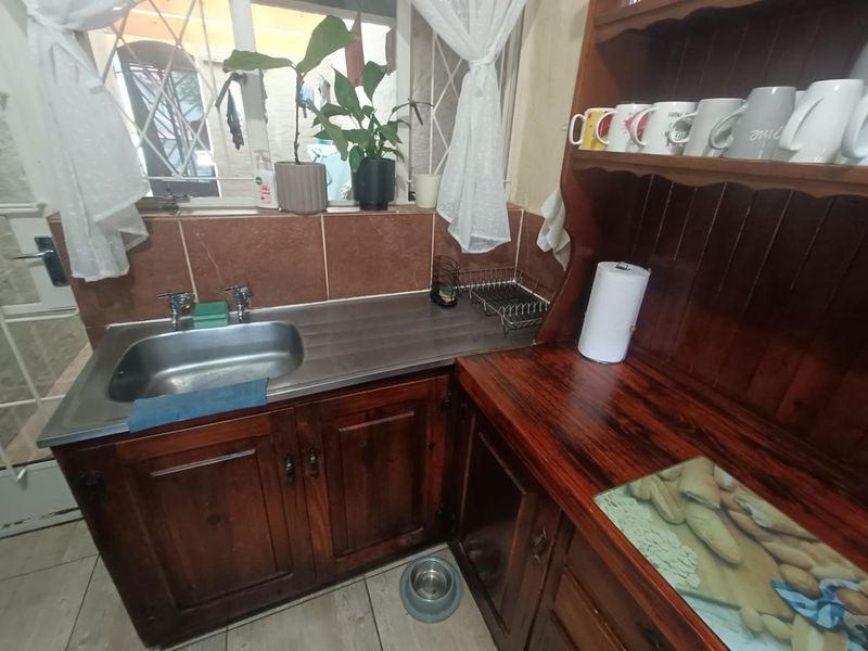 Lovely Unit for Sale in Hennopspark - Photo 7