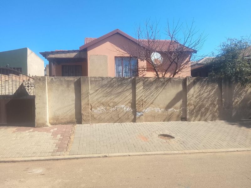 Spacious Living: 3-Bed Gem with No-Fuss Garden! - Photo 1