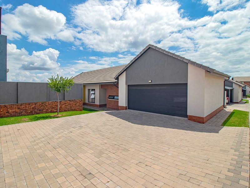 3 Bed 2 Bath House in a luxury lifestyle living Estate - Photo 5