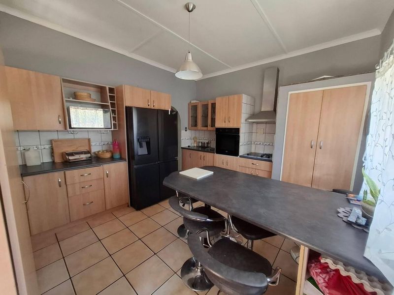 🏡 FOR SALE | Pioneerspark 5 -Bedroom House with 1 bedroom Flat – N$ 3,800,000 (Excl Costs) - Photo 10