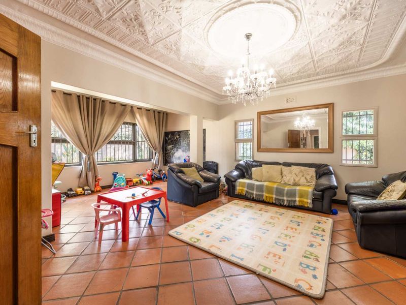 Beautifully Renovated Family Home in Waterkloof — R4,400,000 - Photo 4