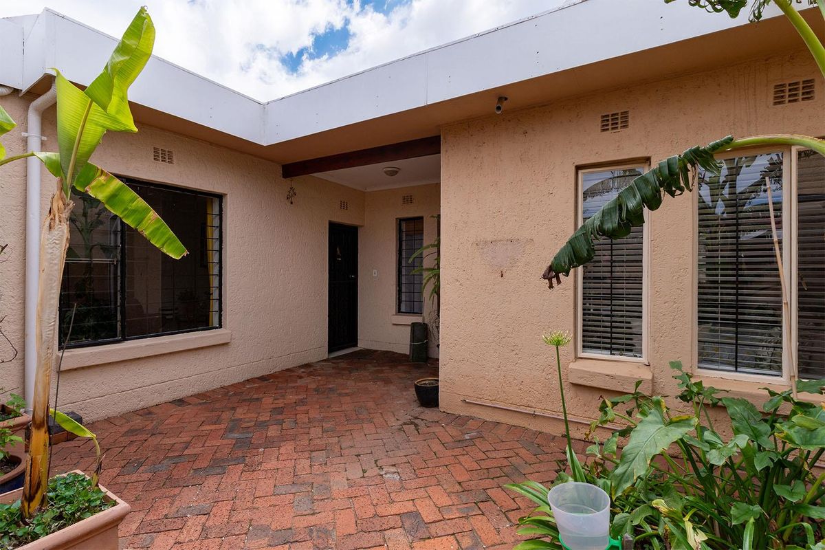 SUPERB SPACIOUS 3 BEDROOM TOWNHOUSE - Photo 4