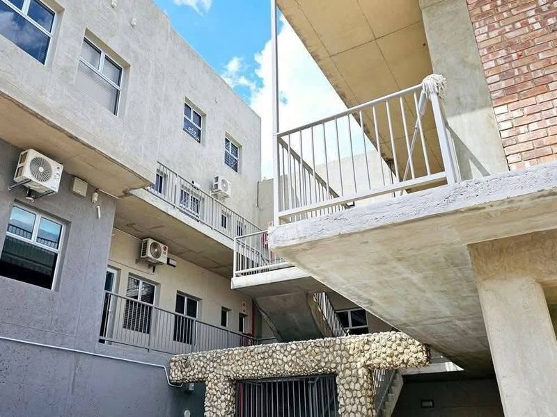Modern & spacious single-level offices for sale in a complex with commercial and residential units. - Photo 7