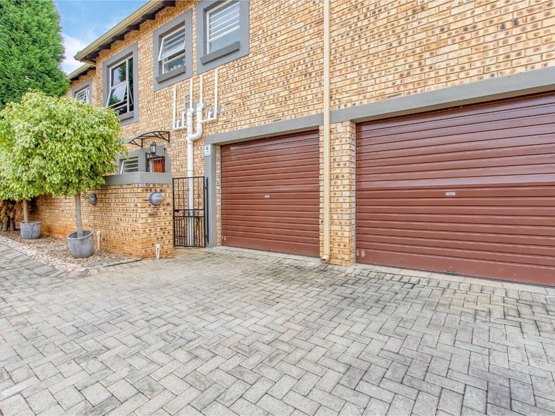 Stunning Duplex Townhouse with Water and Power Backup in Wilgeheuwel! - Photo 5