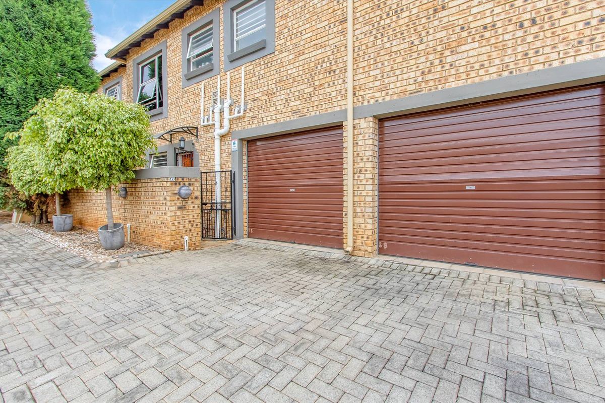 Stunning Duplex Townhouse with Water and Power Backup in Wilgeheuwel! - Photo 5