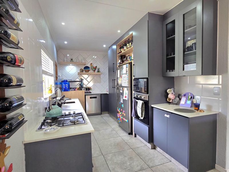 4 Bedroom House for Sale in Verwoerdpark - Photo 9