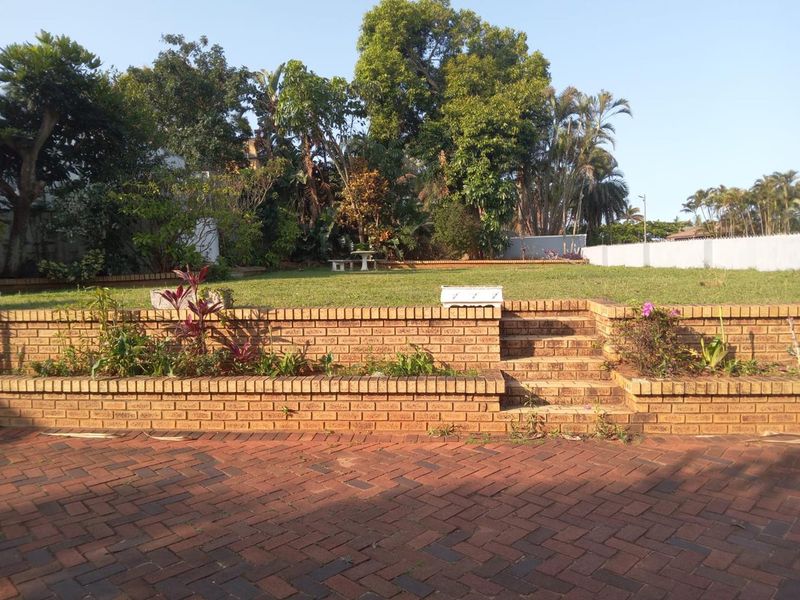 Renovator’s dream on large land in prime La Lucia with exceptional sea views - Photo 8