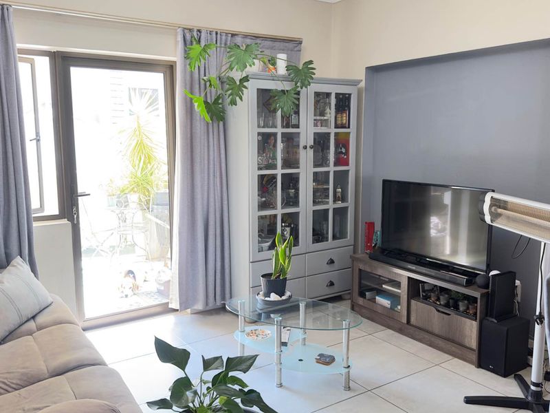 Neat 2 bed 1 bath ground floor apartment in Broadacres - Photo 8