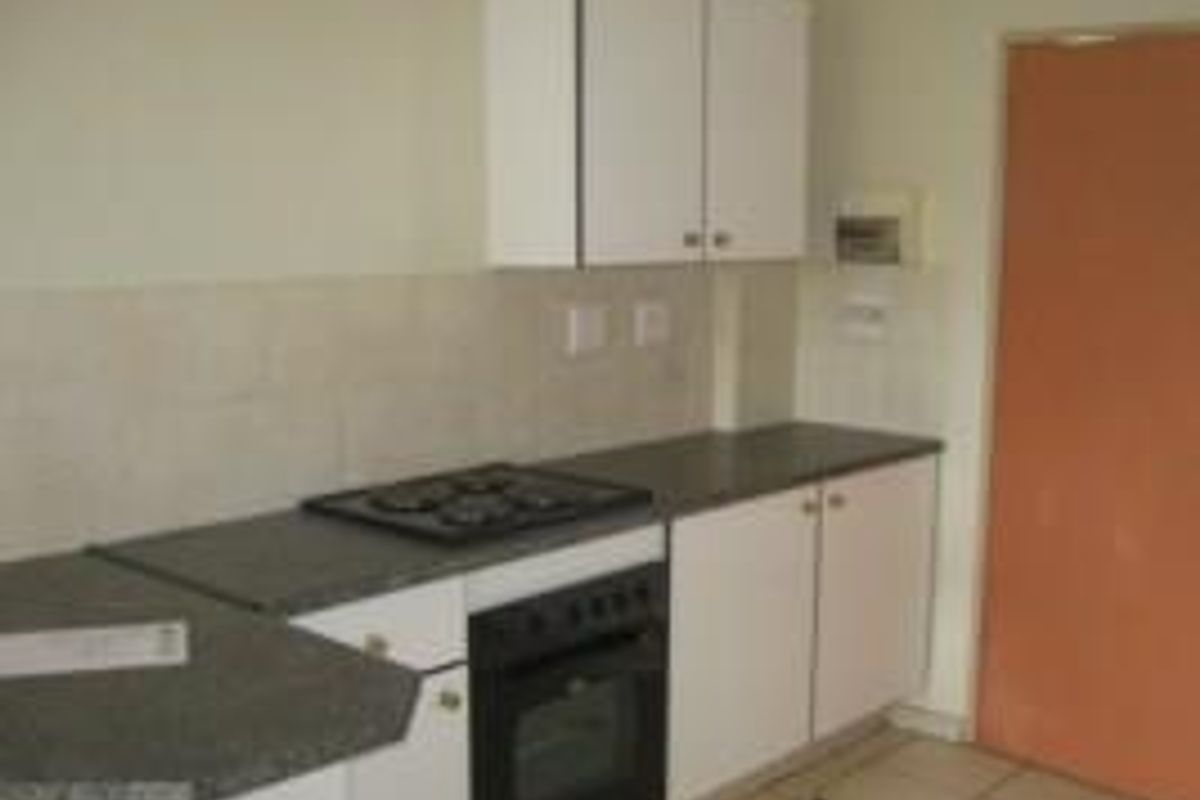 TWO BEDROOM APARTMENT IN CENTURION -AVAILABLE : IMMEDIATELY. - Photo 3