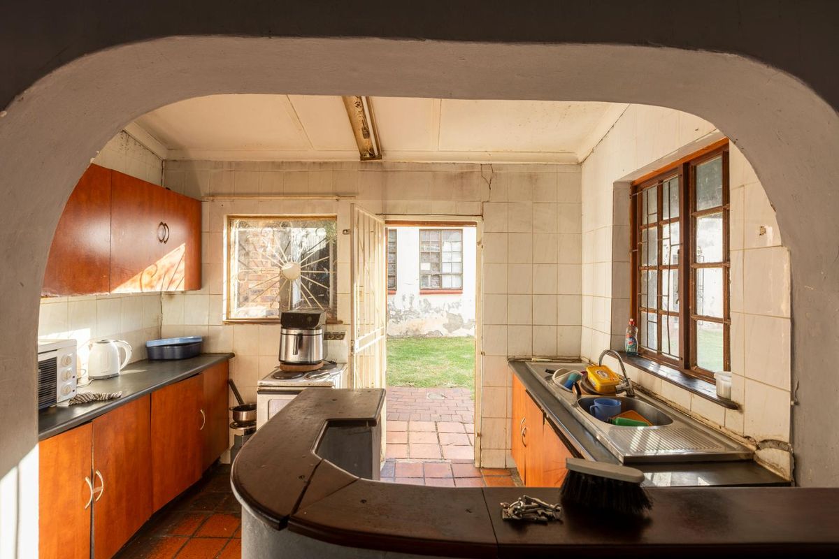 A Classic Kensington Home with Endless Potential - Photo 3