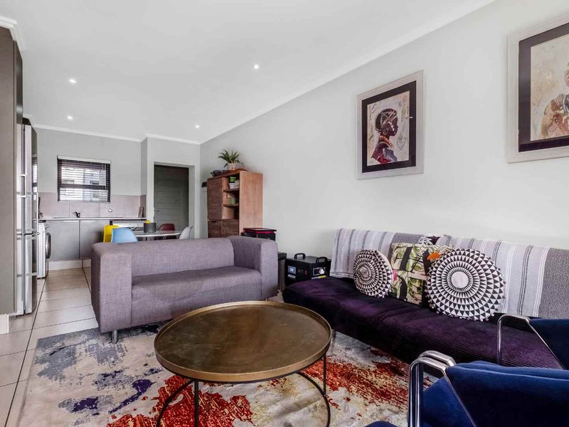 MIDDLE FLOOR APARTMENT SITUATED IN A HIGHLY DESIRABLE LOCATION - Photo 3