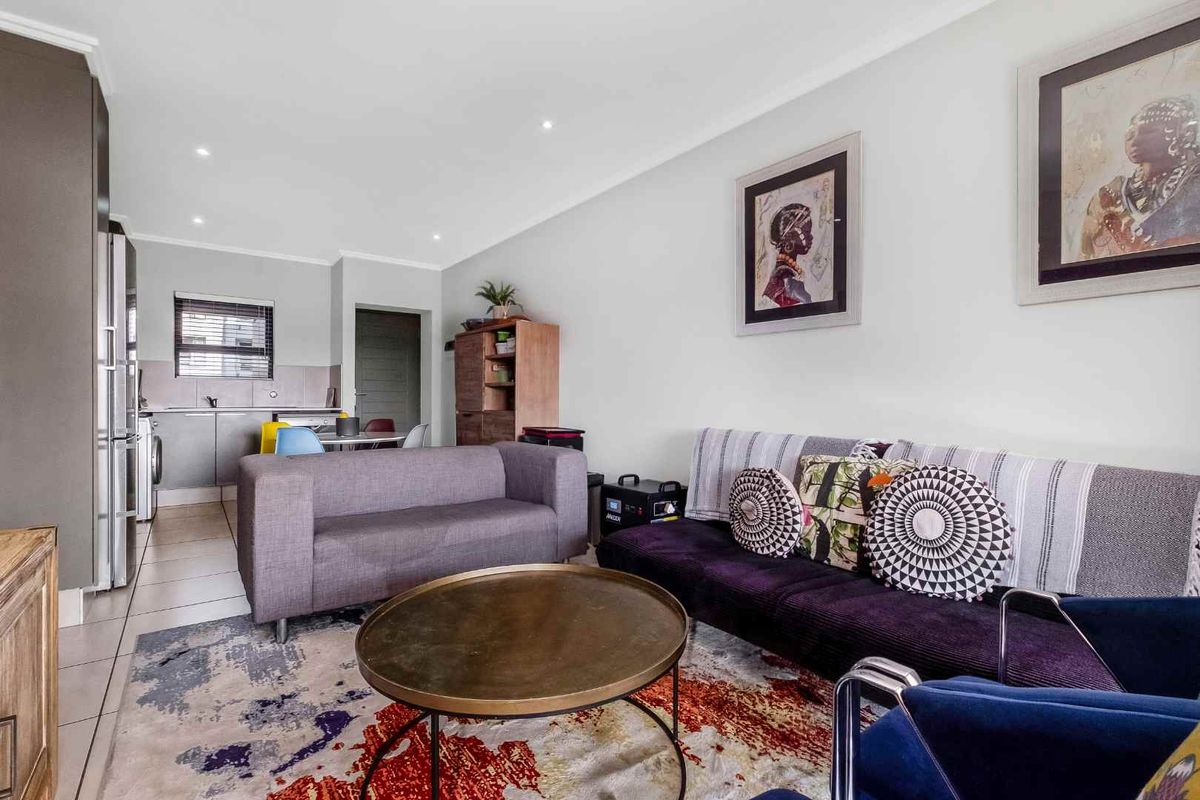 MIDDLE FLOOR APARTMENT SITUATED IN A HIGHLY DESIRABLE LOCATION - Photo 3