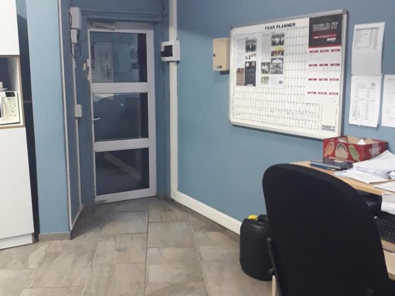 Well-located building with numerous potential - Photo 3