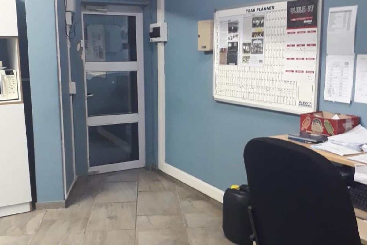 Well-located building with numerous potential - Photo 3