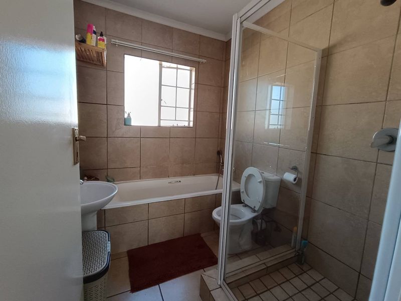 A beautifully maintained villa in the highly sought-after suburb of Glen Marais is now available for sale in the exclusive Complex of Villa Zanru - Photo 10