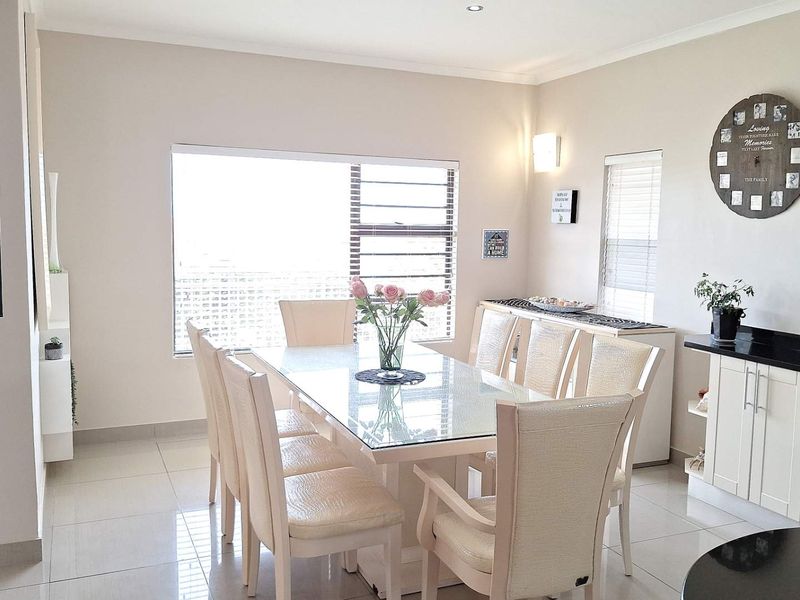 Spacious 5 Bedroom House with Stunning Ocean View in Dana Bay - Photo 8