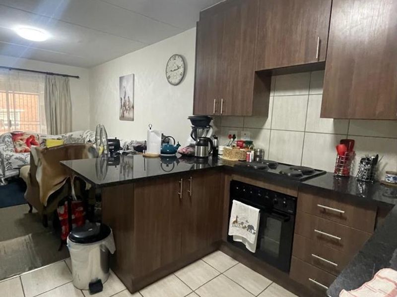 Charming Terenure Ground-Floor 3 Bedroom Cluster in Secure, Quiet Complex - Photo 3