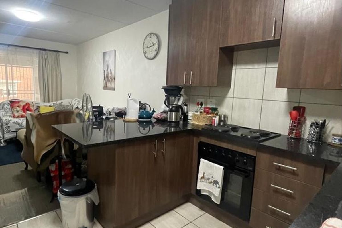 Charming Terenure Ground-Floor 3 Bedroom Cluster in Secure, Quiet Complex - Photo 3
