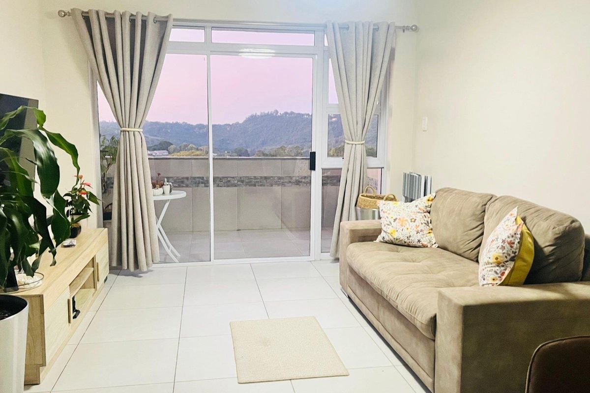 Beautifully Renovated Top-Floor 2 Bedroom Apartment – Move-In Ready - Photo 3